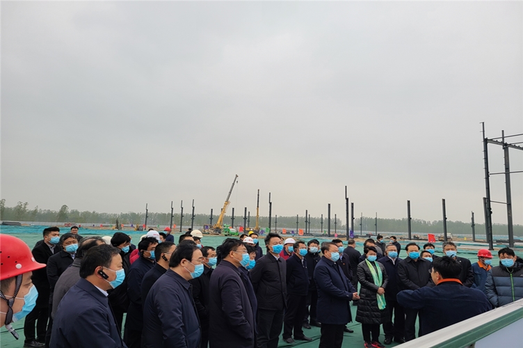 濮陽各級領(lǐng)導(dǎo)在聽取濮耐項目匯報_副本.jpg
