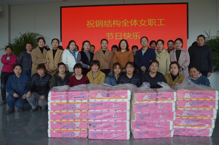 為女職工發(fā)放紀(jì)念品_副本.jpg